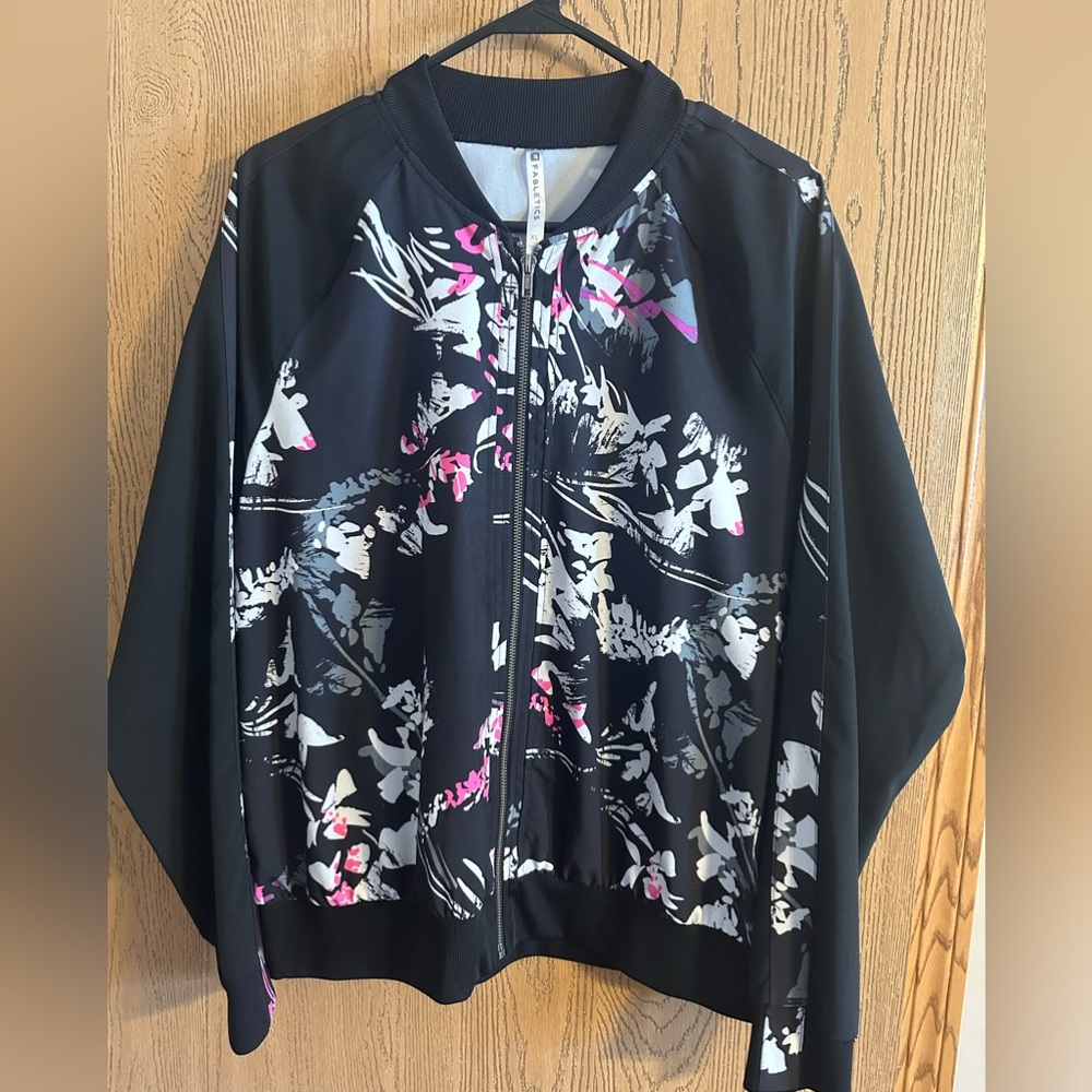 Fabletics zip up jacket in new condition. Very cute!
